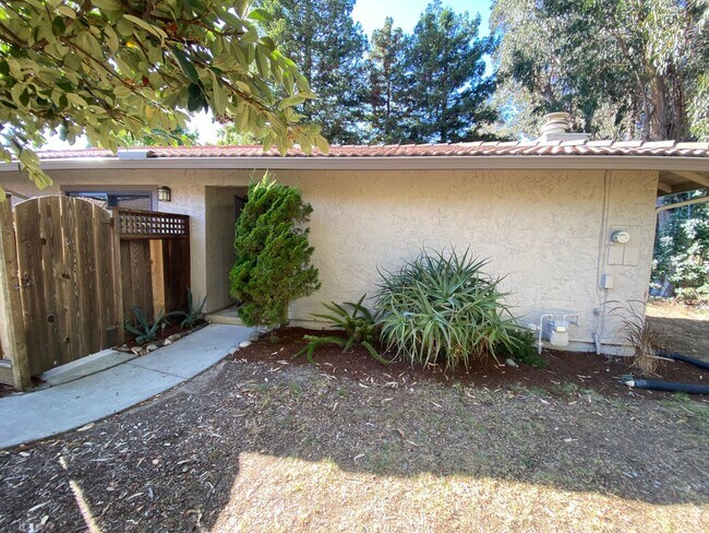 Building Photo - New Remodel 3/2 condo walk to UCSC.