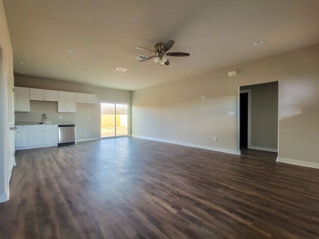 Building Photo - Beautiful 3 Bedroom 2 Bath Home!!