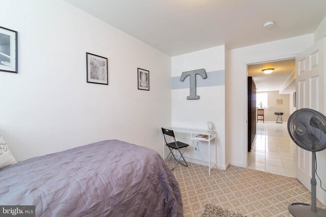 Foto del edificio - 5700 Woodbine Court