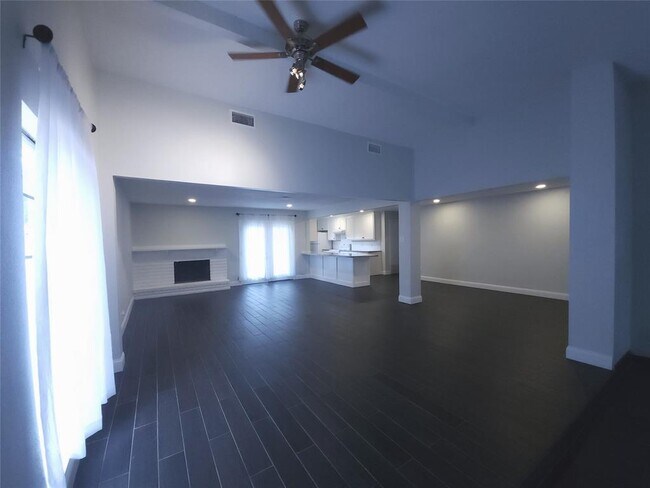 Building Photo - 2123 Quail Valley E Dr