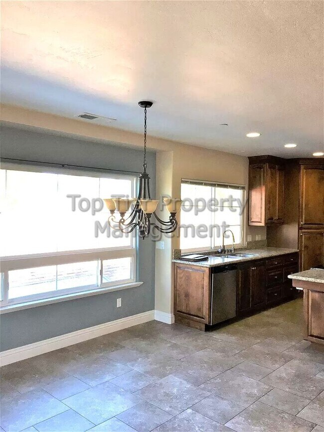 Building Photo - ***Beautiful 3 bed / 2.5 bath Townhome in ...