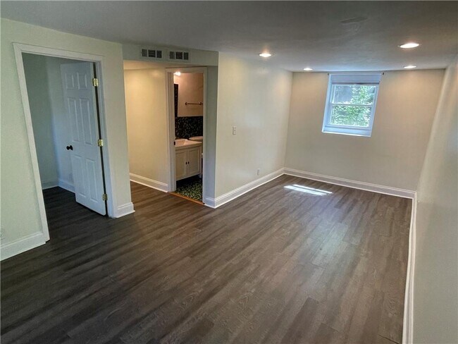 Foto del edificio - 2027 Oakview Rd SE