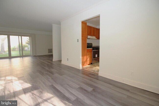 Foto del edificio - 6010 Westchester Park Dr