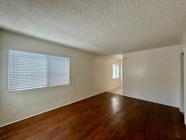Building Photo - 1 Bed, 1 Bath in Central SD. Water/Trash I...