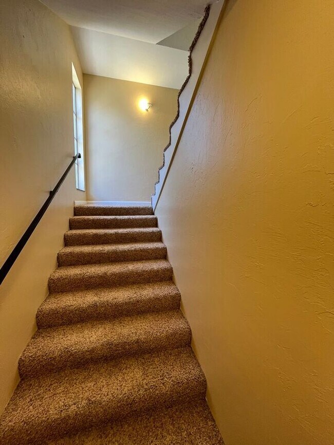 Foto del edificio - Large 2 Bed 1.5 Bath 1 Covered Carport in the Morris Will Roger Park Addn
