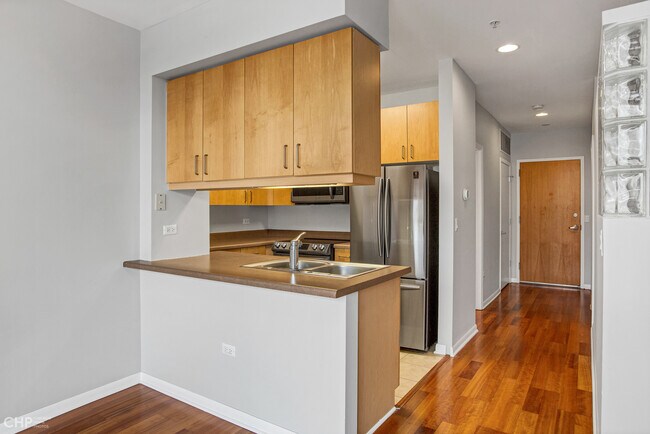 Building Photo - 1572 Maple Ave