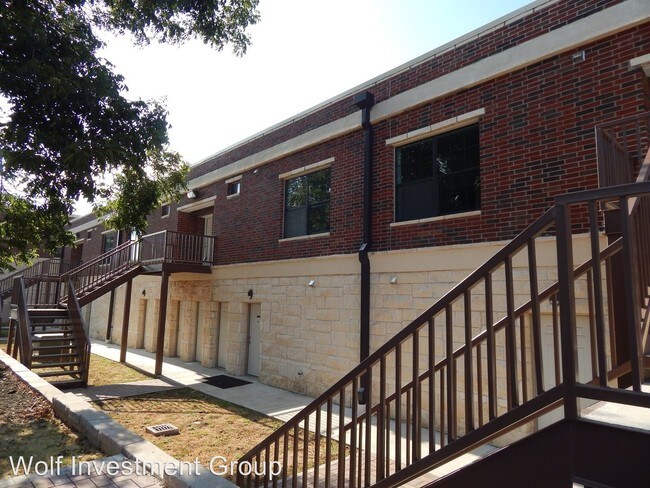 Building Photo - 605 E University Ave
