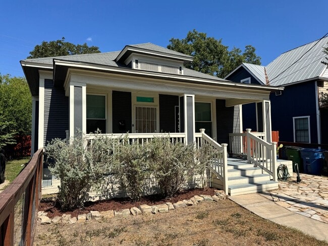 Renovated 1915 Craftsman Cottage Near Southtown & King William - Renovated 1915 Craftsman Cottage Near Southtown & King William House