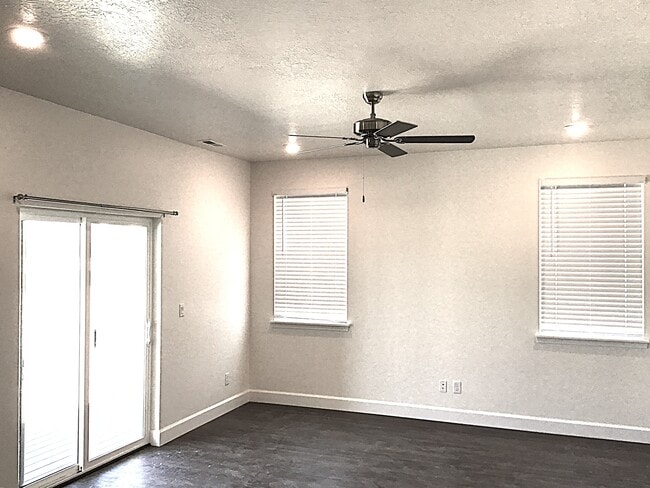 Building Photo - 1246 E Ranch Rd