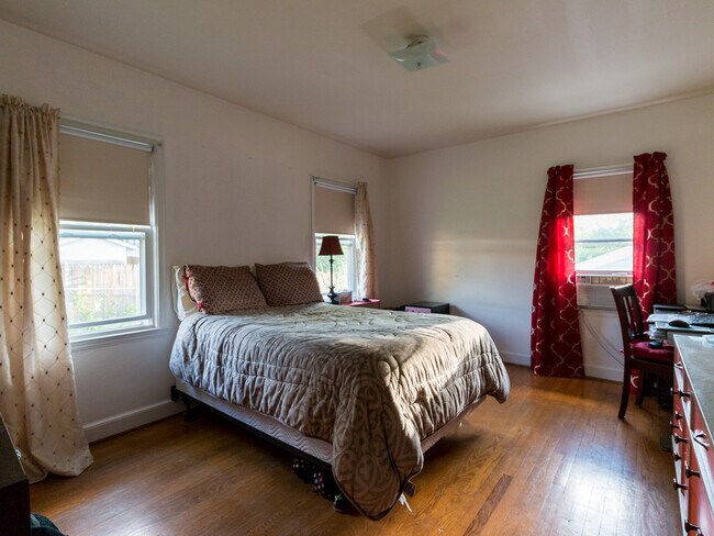 Foto del edificio - 7726 Folk Ave