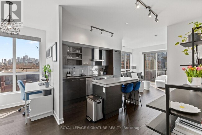 Photo du bâtiment - 1030 King St W