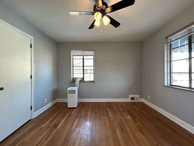 Building Photo - Chic 1-Bed Retreat near Westgate Park: Ren...