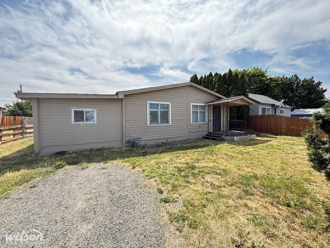 Foto principal - 2 Bedroom, 1 Bath Home with a Large Backyard!