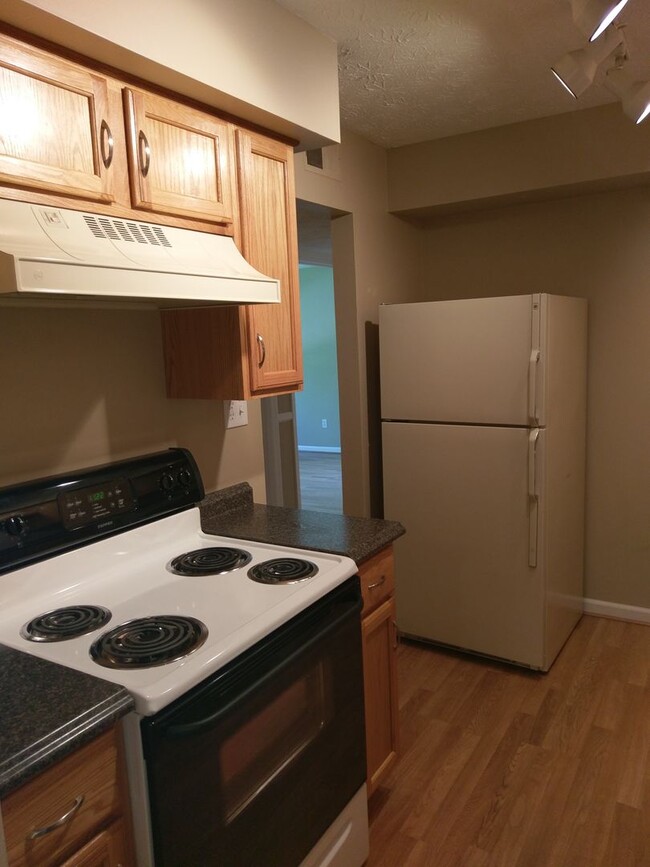 Building Photo - Lovely Condo in Winchester! Off-Street Par...