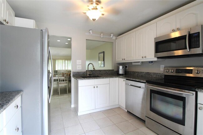 Foto del edificio - 2201 Meadowlake Ct