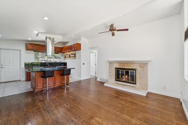 Building Photo - 4 bedroom in Bellevue WA 98006