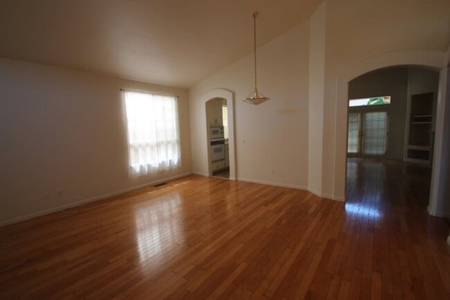 Building Photo - Beautiful single level 3/2 home located in...