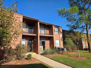 Building Photo - 904 University Oaks Blvd