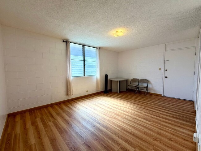 Building Photo - Salt Lake: 2 Bed, 1 Bath Apartment w/ 1 Parking