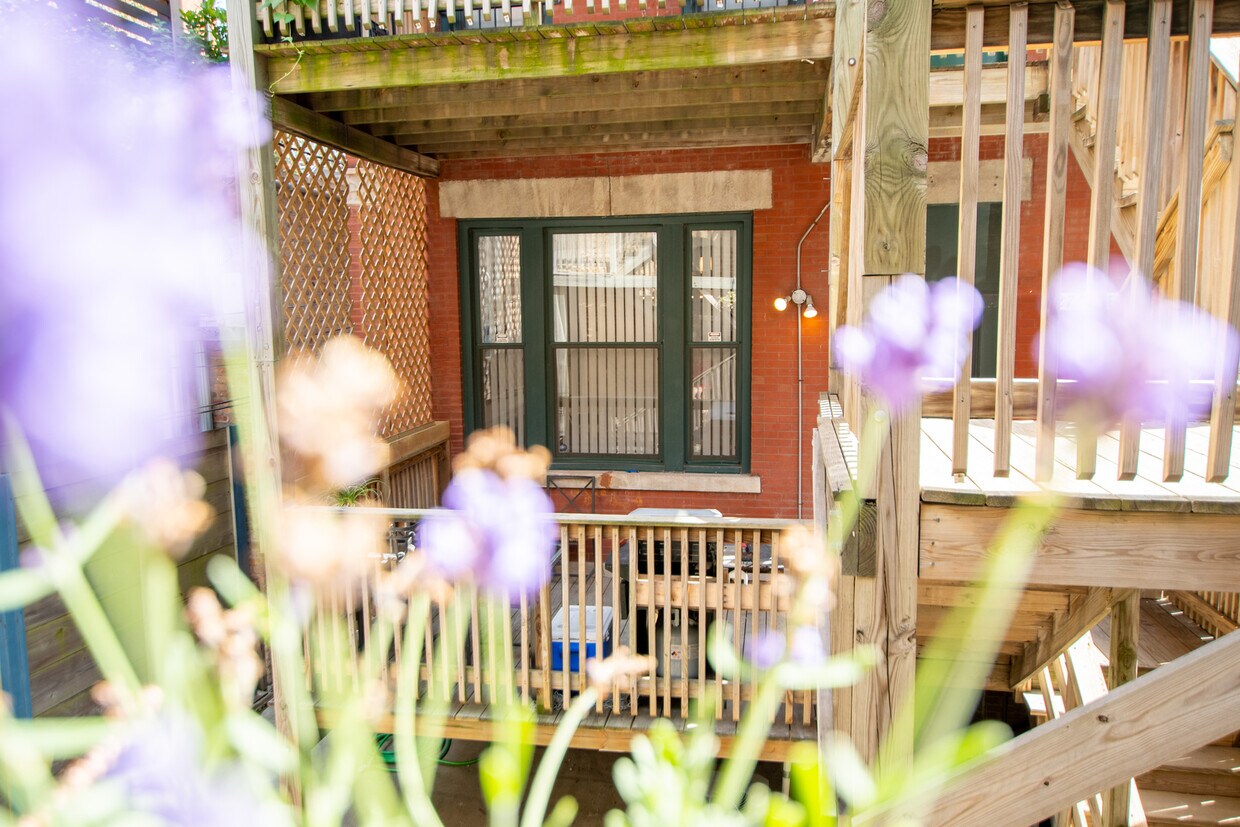 Primary Photo - 2709 W Chicago Ave