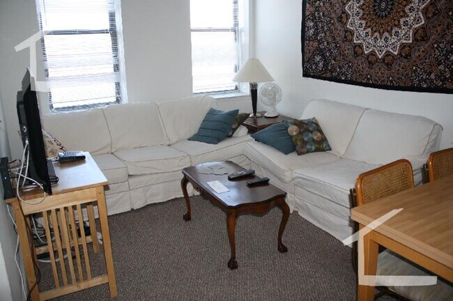 Foto del edificio - No Brokers Fee, New Kitchen appliances, Central Location, Laundry is on a Site