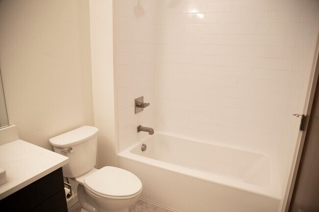 Building Photo - Modern 2bed/2bath home with loft near down...
