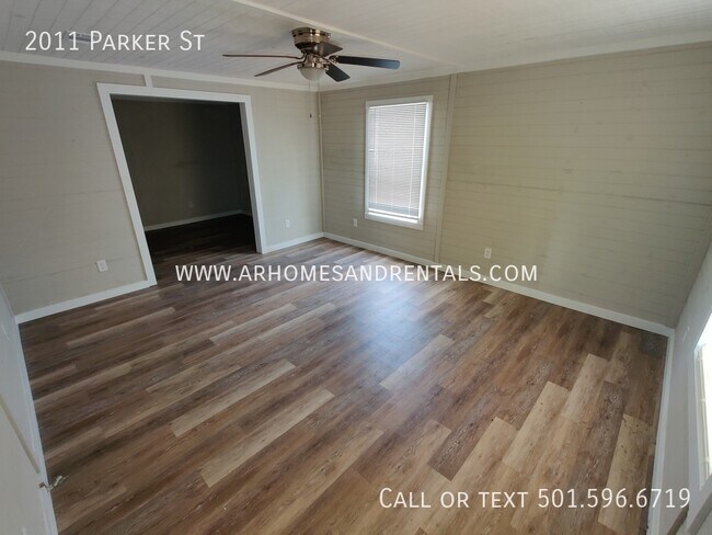 Foto del edificio - 2011 Parker St | $1095 | 3 beds, 1 full bath