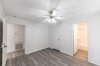Building Photo - 114 Varsity Dr