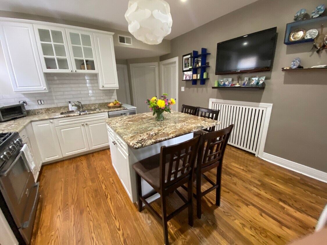 Kitchen - 5016 N Major Ave