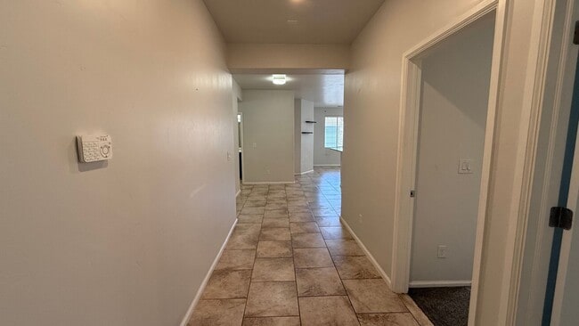 Building Photo - Modern comfort in Del Rey Estates