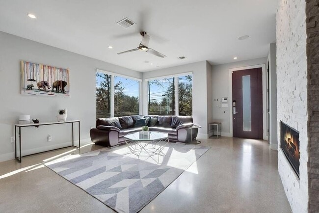 Building Photo - 1802 W 10th St