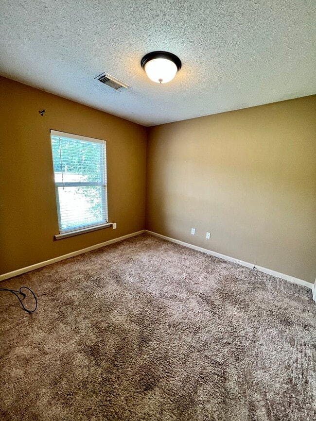 Building Photo - Home in Cottondale! Available to View Now!!!