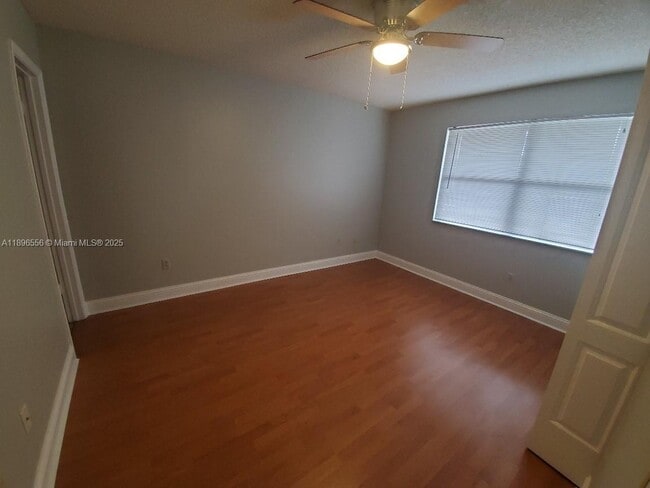 Foto del edificio - 2570 W 67th Pl