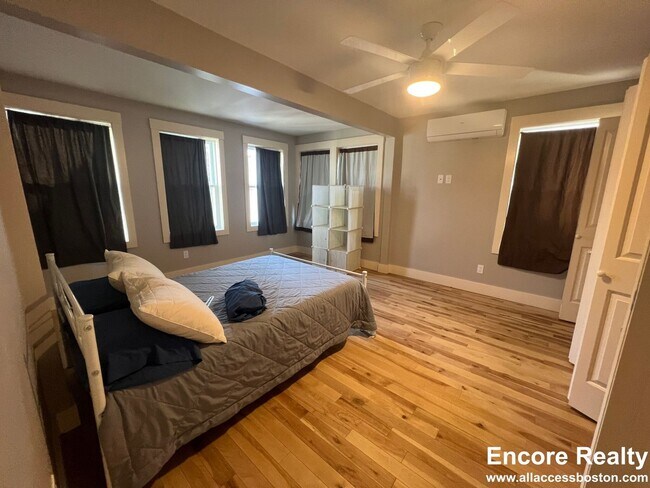 Foto del edificio - New Four bedroom, two and a half bath