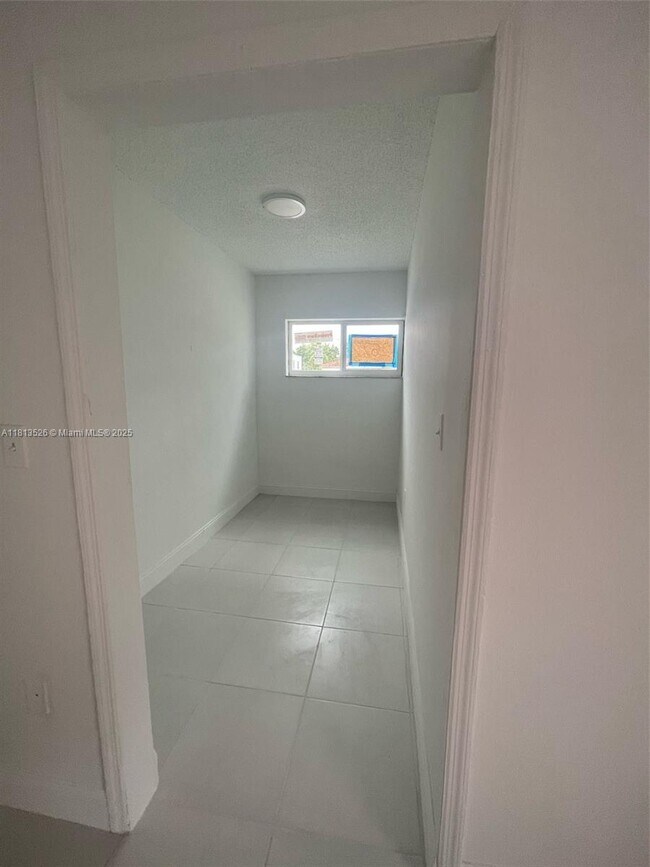 Foto del edificio - 2622 NW 24th St