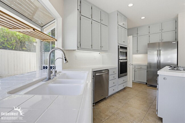 Foto del edificio - Charming and Spacious 4Bdm 3Ba Home in the Highly Desirable Carmel Valley Community!