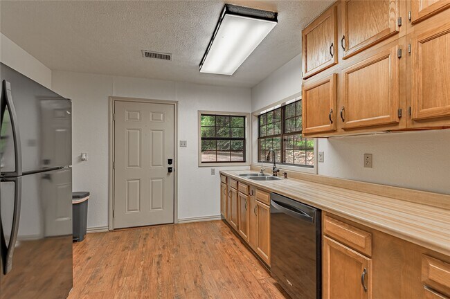 Foto del edificio - 73 Thomas Lake Rd