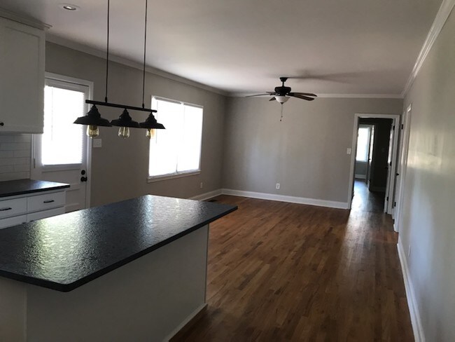 Foto del edificio - 425 Meadowlark Dr