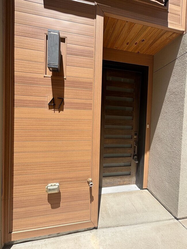 Building Photo - Beautiful 2 BR 4BA in the Highlands