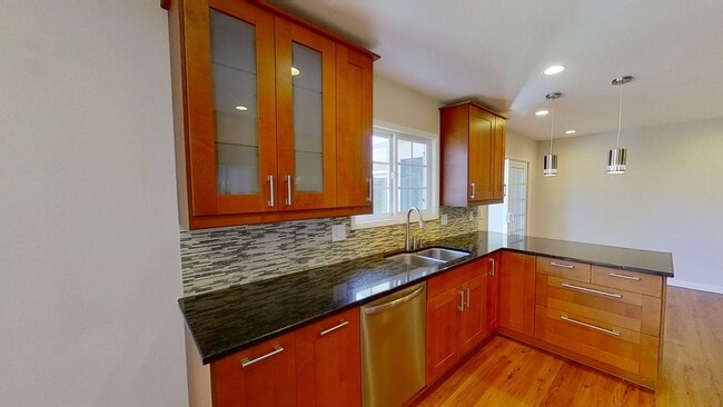 Building Photo - Lovely Open & Spacious Home in Huntington ...