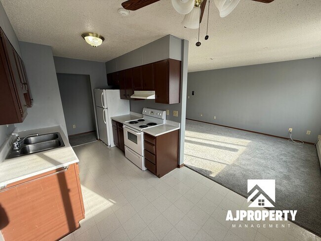 Building Photo - 500 E 14th St