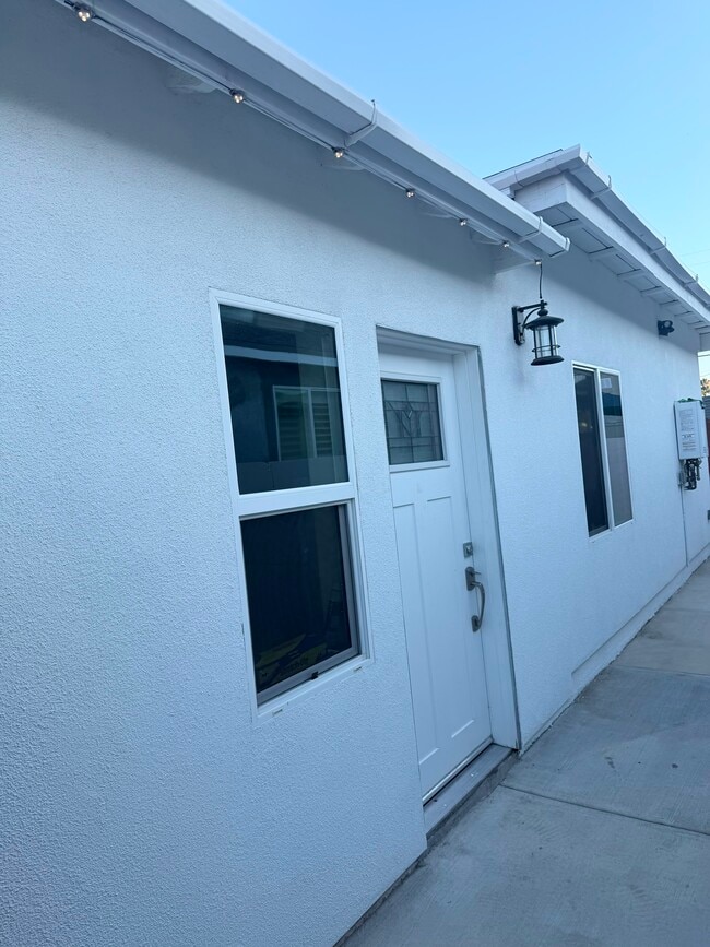 Building Photo - 9733 Omelveny Ave