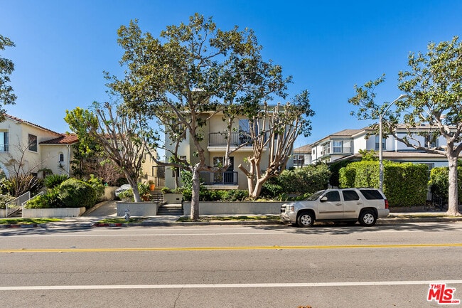 Building Photo - 253 S Doheny Dr