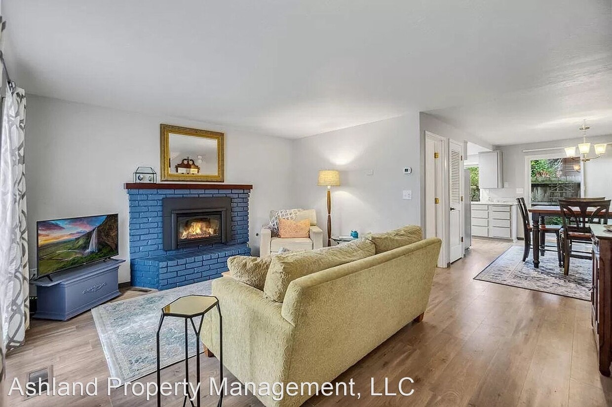 2 br, 1.5 bath House 163 E Hersey St House Rental in Ashland, OR