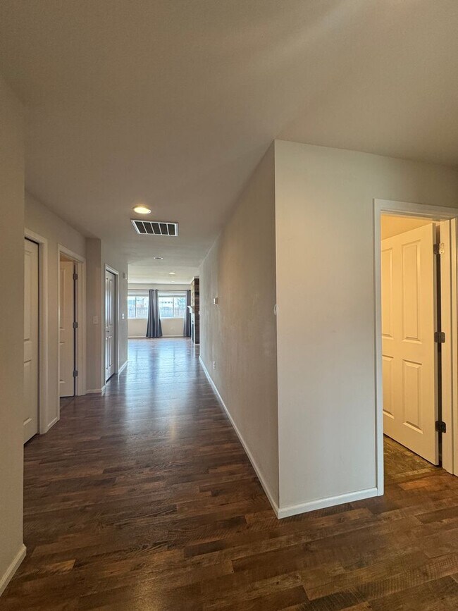 Building Photo - Quiet 3 Bed Home with Fenced Yard