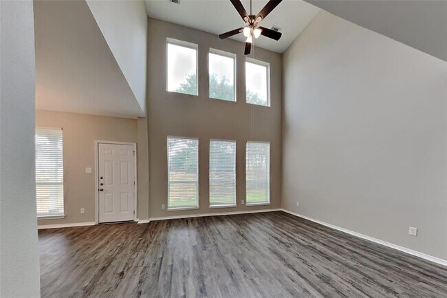 Foto del edificio - 2727 Lakecrest Way Dr