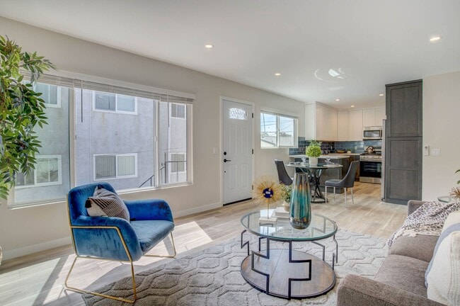 Building Photo - STUNNING REMODELED UPSTAIRS 2BD/2BA UNIT I...