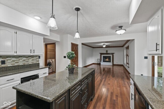 Building Photo - 738 Howe Dr