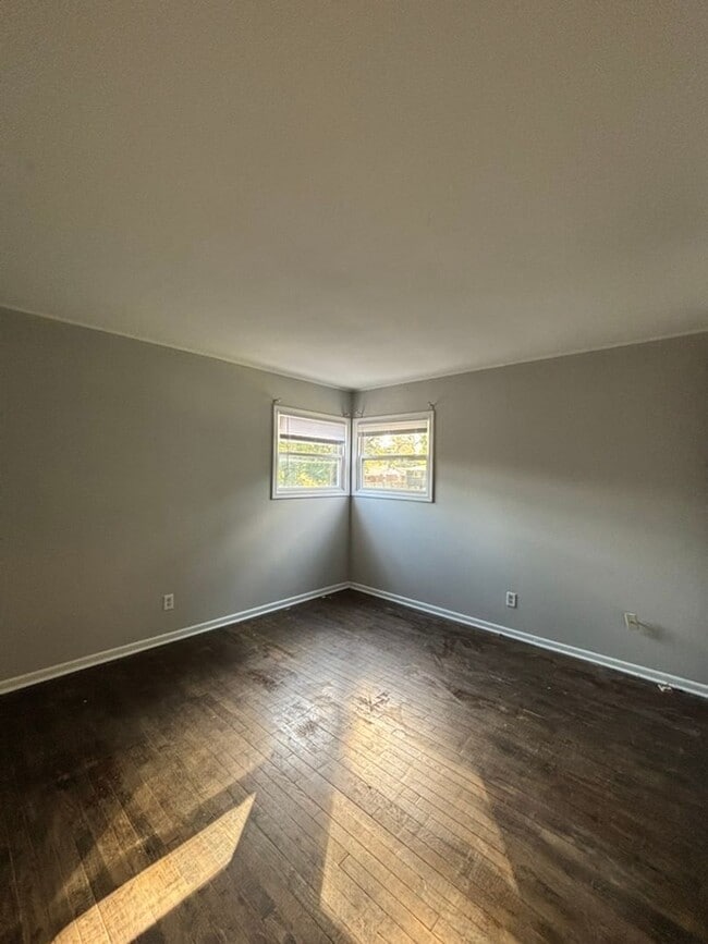 Foto del edificio - 3 BR 1.5 BA split-level with attached 1 ca...