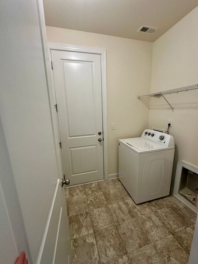 Building Photo - Spacious 3BR Townhouse in Berewick